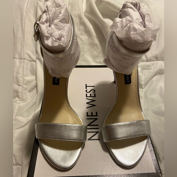Silver, Nine West, size 7M - Picture 2 of 5